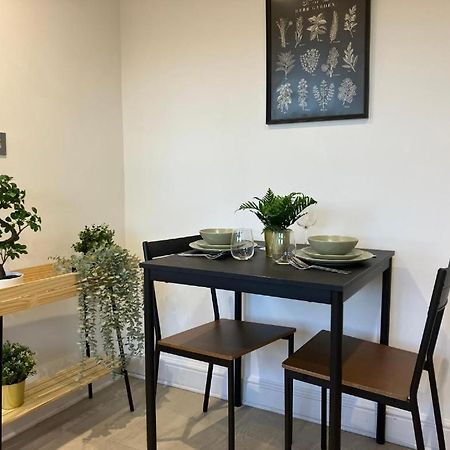 شقة Awesome Refurbished 1 Bed Flat Few Steps To High St ! - 2 East House إبسوم المظهر الخارجي الصورة