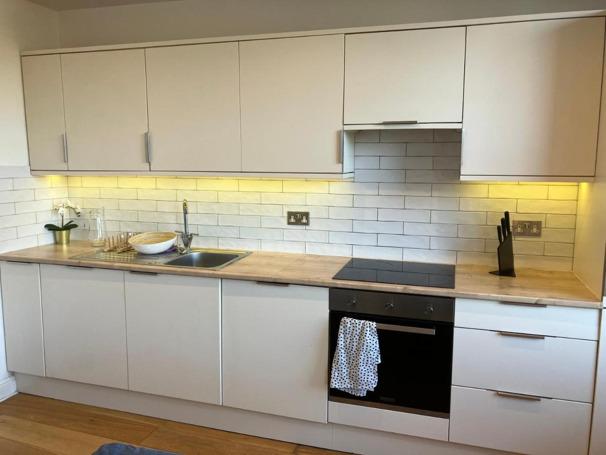 شقة Awesome Refurbished 1 Bed Flat Few Steps To High St ! - 2 East House إبسوم المظهر الخارجي الصورة